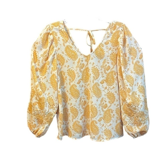 Daytrip Tops - Daytrip by Buckle Women's Yellow/White Paisley Print Tie Back Shirt Size Small